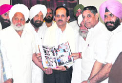 Rai Aziz Ullah Khan with Congress leaders in Ludhiana on Monday.