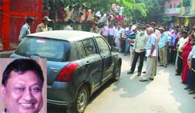 People surround the car in which Ramnath Singhlas (inset) body was found at Pandav Nagar in New Delhi