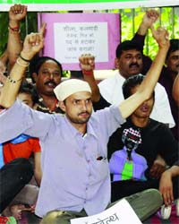 Workers of the National Panthers Party protest against corruption in the recently-concluded Commonwealth Games in New Delhi