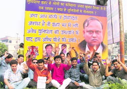 Shiv Sena activists protest against the MC Commissioner in Ludhiana on Tuesday