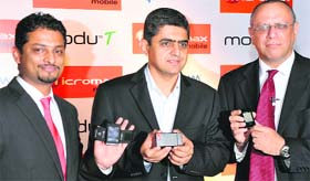 (L to R) Micromax business director Vikas Jain, Qualcomm India country manager (business development) Sandeep Sibal and Modu chairman and CEO Dov Moran at the launch of the phone in New Delhi
