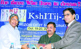 Vice-Chancellor ML Ranga receives a memento after inaugurating IT-Fest Kshitij at Guru Jambheshwar University of Science and Technology at Hisar