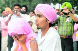 A scene from the street play Kahin Der Na Ho Jaye