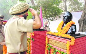 PS Gill, IGP, Patiala zone, salutes a martyr of the Punjab Police on Police Commemoration Day at Police Lines in Patiala