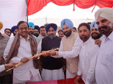 Congress MLA from Guruharsahai Rana Gurmeet Singh Sodhi presenting a sword to Union Home Minister P. Chidambaram at the Hussainiwala joint check-post during his visit on Friday. Deputy Chief Minister Sukhbir Badal was also present on the occasion. PPCC general secretary Parminder Singh Pinki also honoured the Home Minister by presenting him with a sword separately. 