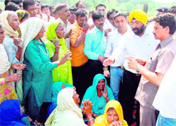 SDM Harveer Singh pacifies Jagjeetpur villagers in Haridwar on Friday