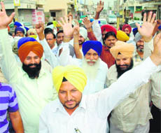 Farmers agitate outside the residence of Rajpura MLA Raj Khurana in Patiala on Saturday.