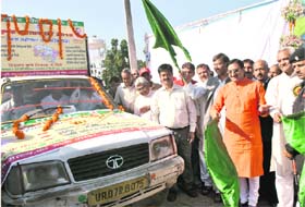 Uttarakhand Chief Minister Ramesh Pokhriyal Nishank flags off a Krishi Rath in Dehradun