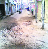 Potholed Qila road at Amloh which puts commuters to inconvenience