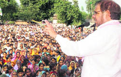 JD(U) chief Sharad Yadav addresses a rally at Bakunthpur on Sunday.