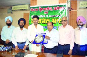 Harbhajan Mann being honoured for his contribution to promotion of Punjabi language