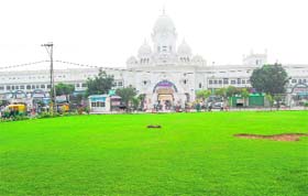 A view of the Golden Temple entrance from the green belt