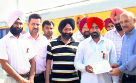 Deputy Commissioner Yashveer Mahajan distributes certificates among blood donors at Mandi Gobindgarh on Tuesday.