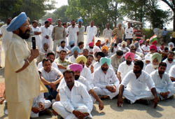 Pacca Kalan MLA Makhan Singh addressing Congress workers during a dharna staged on the Bathinda-Dabwali road at village Gurusar Sahenewala in Bathinda district on Wednesday