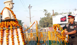 Colonel SK Yadav lays a wreath at the Major Surinder Prasad memorial in Abohar