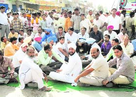 Traders hold a dharna at Rania in Sirsa