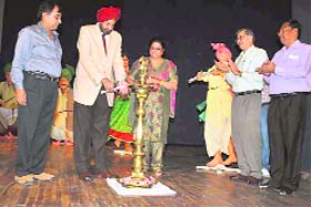 KU Vice-Chancellor DDS Sandhu inaugurates Ratnawali Fest by lighting the lamp in Kurukshetra