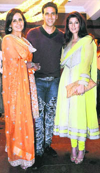Bollywood actor Akshay Kumar with wifeTwinkle (right) and sister Alka Bhatia