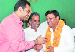 Jasbir Malaur being greeted by Sanjay Tandon of the Chandigarh BJP at Press Club in Chandigarh