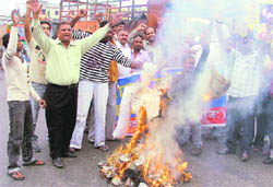 Activists of the Hindu-Sikh Jagriti Sena stage a protest at the Jagraon Bridge in Ludhiana