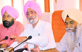 Former MP and national president of the BKU Bhupinder Singh Mann addressing a press conference in Chandigarh on Saturday.