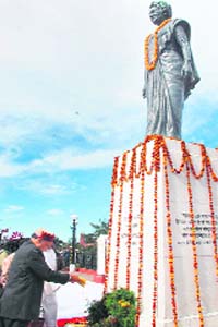 Prem Kumar Dhumal, Chief Minister, pays floral tributes to the late former Prime Minister Indira Gandhi on her death anniversary at the Ridge in Shimla