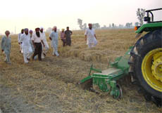 Jaideep Singh, a farmer of Sadha Singh Wala village of Moga district, demonstrating his technique of decomposing paddy straw in the fields to agro-scientists and villagers.