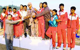 The BHEL Tiruchi Unit team members receive the winning trophy.
