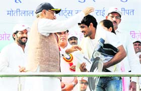 Chief Minister BS Hooda honours CWG gold medallist in wrestling Sushil Kumar at Sonepat