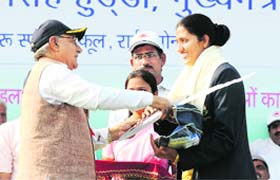 Discus throw gold medallist at the CWG Krishna Poonia with the Chief Minister at Sonepat