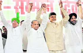 (from right) Deputy CM of Punjab Sukhbir Badal, former AP CM Chandrababu Naidu, former UP CM Mulayam Singh Yadav and INLD chief OP Chautala at INLDs Gurgaon rally