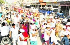 Women on their way to a temple to worship a well during a mahakuan pujan ceremony in Sirsa