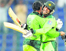 Pakistani cricketer Abdul Razzaq (L) and teammate Shoaib Akhtar celebrate after winning the second ODI against South Africa in Abu Dhabi on Sunday.