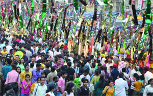 Delhis Sarojini Nagar Market sees a heavy rush of Divali shoppers on Tuesday.