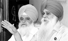 Bharti Kisan Union president Ajmer Singh Lakhowal (right) addresses mediapersons in Ludhiana on Tuesday.