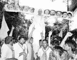 Telangana Rashtriya Samithi (TRS) supporters hold a protest carrying a joint effigy of Chief Minister K. Rosaiah and Telangana region ministers in Hyderabad