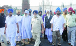Members of the All-India Sikh Conference (Babbar) arrive at the Rashtrapati Bhavan to submit a memorandum about the 1984 anti-Sikh riots to President Pratibha Patil in New Delhi 