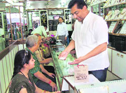 Rush at a jewellery shop on the occasion of Dhanteras in Dehradun on Wednesday. 
