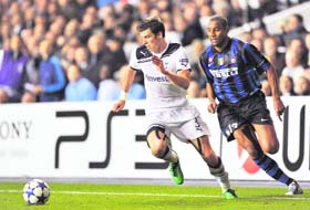 Tottenham Hotspur's Welsh defender Gareth Bale (L) vies with Inter Milan's Brazilian defender Maicon (R) during their UEFA Champions League match on Tuesday