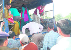 Agitating teachers being taken away in a police vehicle from the Secretariat 