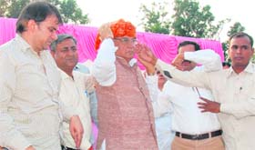 Chief Minister BS Hooda with guest teachers in Chandigarh on Sunday
