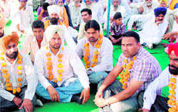 Farmers sit on fast outside the residence of Rajpura MLA Raj Khurana in protest against the agricultural land acquisition