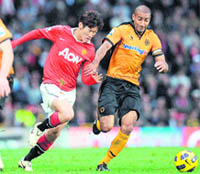 Manchester United's Park Ji-Sung (L) vies with Wolverhampton Wanderers' Karl Henry at Old Trafford in Manchester on Saturday