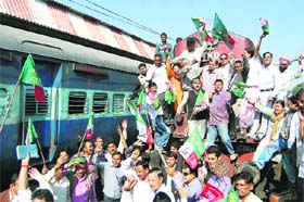Workers of Uttarakhand Kranti Dal stop the Bandra Express in Dehradun