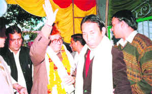 Tsering Thondup, local Tibetan community member, with Uttarakhands first Chief Minister Nityanand Swamy during his visit to Mussoorie.