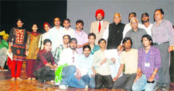 Students of Manohar Memorial Postgraduate College pose after getting an award from Chief Minister Bhupinder Singh Hooda at Kurukshetra