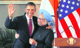 US President Barack Obama waves with PM Manmohan Singh after speaking during a joint press conference at Hyderabad House in New Delhi
