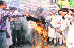 Muslims burn the effigy of US President Barack Obama in Ludhiana on Monday.