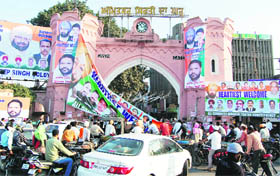  On the eve of arrival of Capt Amarinder Singh to the holy city on Tuesday after being elected as the PPCC president, the local Congress unit put up hoardings in the area around the Golden Temple, congratulating Capt Amarinder Singh on his appointment. Even the historic Hall Gate was not spared. The traffic was thrown out of gear near the gate when a huge banner was being put up on it.