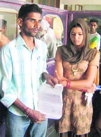 Runaway couple - Priyanka and Rajesh - narrate their ordeal to mediapersons after meeting the SP in Fatehabad